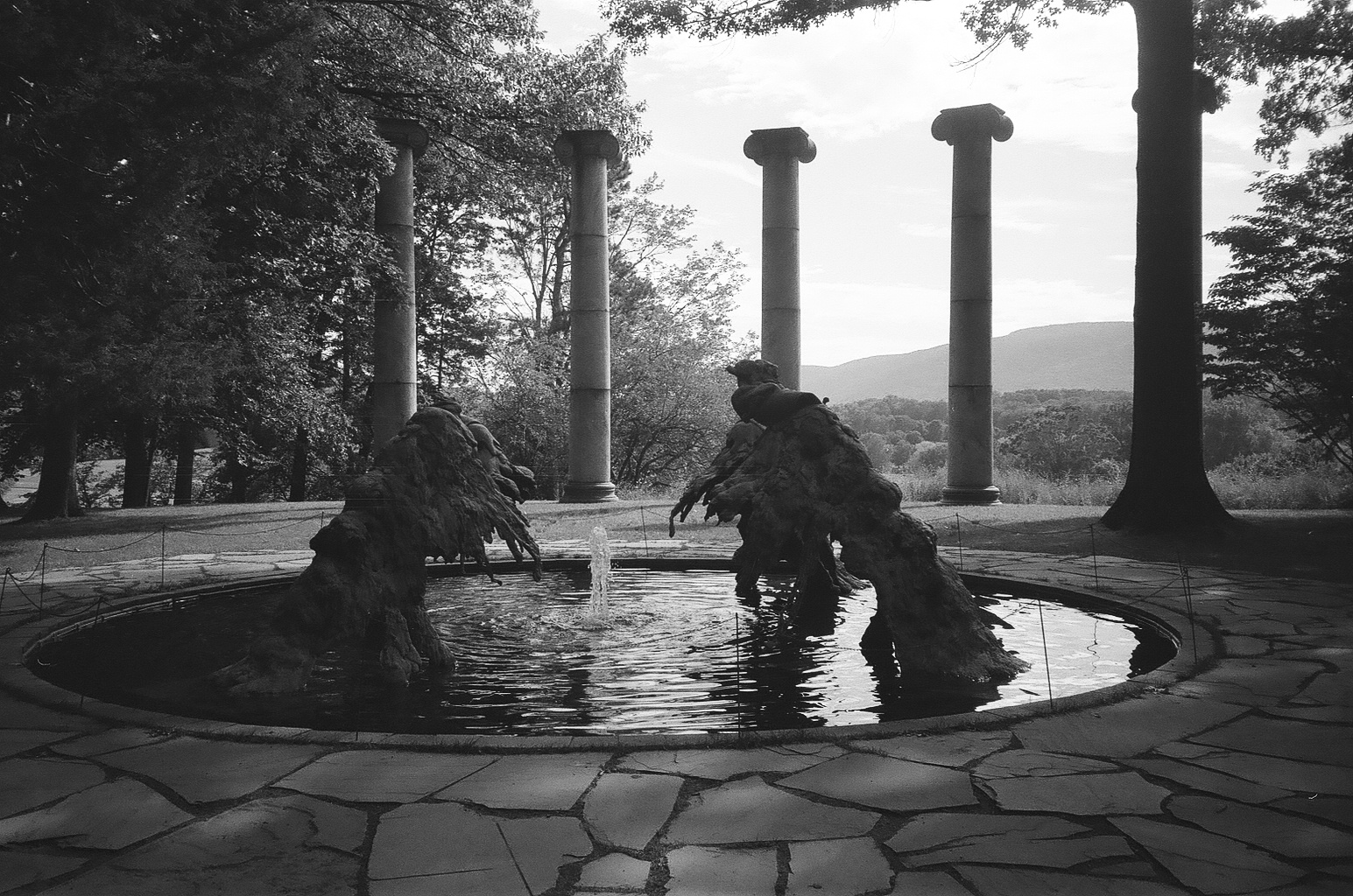 fountain, bw